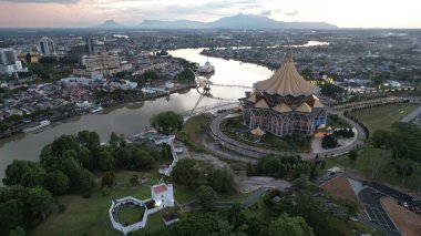Kuching, Sarawak Malezya - 14 Mayıs 2021: Kuching şehrinin binaları, simgeleri ve manzarası, Sarawak, Borneo adasının başkenti. 