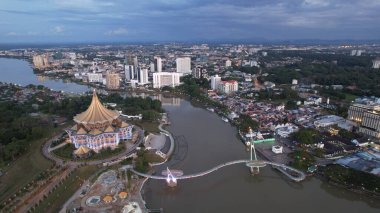 Kuching, Sarawak Malezya - 14 Mayıs 2021: Kuching şehrinin binaları, simgeleri ve manzarası, Sarawak, Borneo adasının başkenti. 
