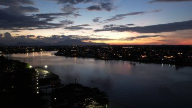 Kuching, Sarawak Malezya - 14 Mayıs 2021: Kuching şehrinin binaları, simgeleri ve manzarası, Sarawak, Borneo adasının başkenti. 