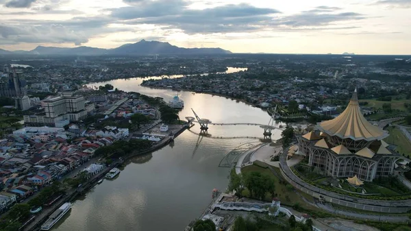 Kuching, Sarawak Malezya - 14 Mayıs 2021: Kuching şehrinin binaları, simgeleri ve manzarası, Sarawak, Borneo adasının başkenti. 