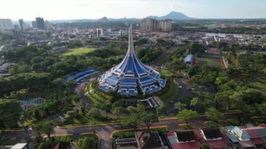 Kuching, Sarawak Malezya - 14 Mayıs 2021: Kuching şehrinin binaları, simgeleri ve manzarası, Sarawak, Borneo adasının başkenti. 