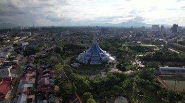Kuching, Sarawak Malezya - 14 Mayıs 2021: Kuching şehrinin binaları, simgeleri ve manzarası, Sarawak, Borneo adasının başkenti. 