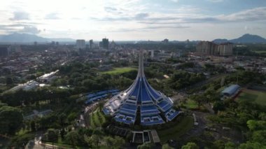 Kuching, Sarawak Malezya - 14 Mayıs 2021: Kuching şehrinin binaları, simgeleri ve manzarası, Sarawak, Borneo adasının başkenti. 