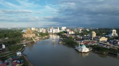 Kuching, Sarawak Malezya - 14 Mayıs 2021: Kuching şehrinin binaları, simgeleri ve manzarası, Sarawak, Borneo adasının başkenti. 