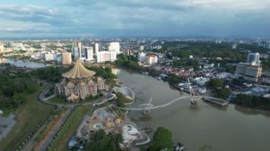 Kuching, Sarawak Malezya - 14 Mayıs 2021: Kuching şehrinin binaları, simgeleri ve manzarası, Sarawak, Borneo adasının başkenti. 