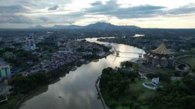 Kuching, Sarawak Malezya - 14 Mayıs 2021: Kuching şehrinin binaları, simgeleri ve manzarası, Sarawak, Borneo adasının başkenti. 