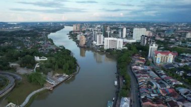 Kuching, Sarawak Malezya - 14 Mayıs 2021: Kuching şehrinin binaları, simgeleri ve manzarası, Sarawak, Borneo adasının başkenti. 