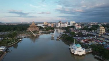 Kuching, Sarawak Malezya - 14 Mayıs 2021: Kuching şehrinin binaları, simgeleri ve manzarası, Sarawak, Borneo adasının başkenti. 