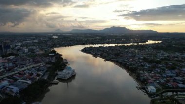 Kuching, Sarawak Malezya - 14 Mayıs 2021: Kuching şehrinin binaları, simgeleri ve manzarası, Sarawak, Borneo adasının başkenti. 