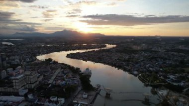 Kuching, Sarawak Malezya - 14 Mayıs 2021: Kuching şehrinin binaları, simgeleri ve manzarası, Sarawak, Borneo adasının başkenti. 