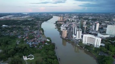 Kuching, Sarawak Malezya - 14 Mayıs 2021: Kuching şehrinin binaları, simgeleri ve manzarası, Sarawak, Borneo adasının başkenti. 