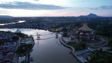 Kuching, Sarawak Malezya - 14 Mayıs 2021: Kuching şehrinin binaları, simgeleri ve manzarası, Sarawak, Borneo adasının başkenti. 
