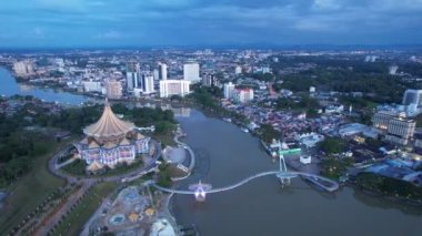 Kuching, Sarawak Malezya - 14 Mayıs 2021: Kuching şehrinin binaları, simgeleri ve manzarası, Sarawak, Borneo adasının başkenti. 