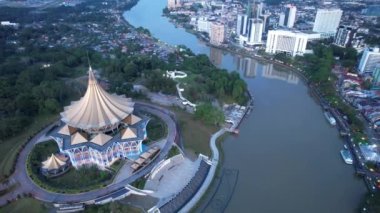 Kuching, Sarawak Malezya - 14 Mayıs 2021: Kuching şehrinin binaları, simgeleri ve manzarası, Sarawak, Borneo adasının başkenti. 