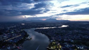 Kuching, Sarawak Malezya - 14 Mayıs 2021: Kuching şehrinin binaları, simgeleri ve manzarası, Sarawak, Borneo adasının başkenti. 