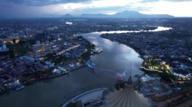 Kuching, Sarawak Malezya - 14 Mayıs 2021: Kuching şehrinin binaları, simgeleri ve manzarası, Sarawak, Borneo adasının başkenti. 