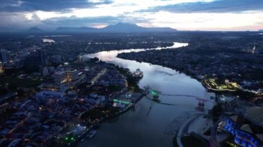 Kuching, Sarawak Malezya - 14 Mayıs 2021: Kuching şehrinin binaları, simgeleri ve manzarası, Sarawak, Borneo adasının başkenti. 
