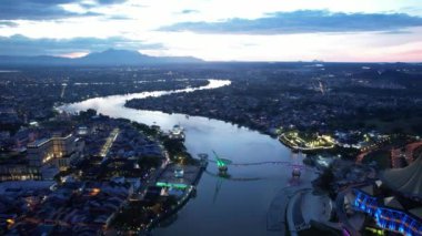 Kuching, Sarawak Malezya - 14 Mayıs 2021: Kuching şehrinin binaları, simgeleri ve manzarası, Sarawak, Borneo adasının başkenti. 