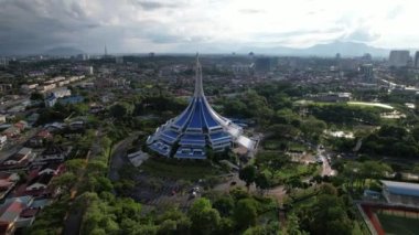 Kuching, Sarawak Malezya - 14 Mayıs 2021: Kuching şehrinin binaları, simgeleri ve manzarası, Sarawak, Borneo adasının başkenti. 