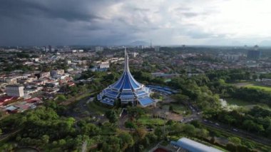 Kuching, Sarawak Malezya - 14 Mayıs 2021: Kuching şehrinin binaları, simgeleri ve manzarası, Sarawak, Borneo adasının başkenti. 