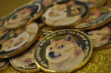 Kuching, Sarawak Malezya - 21 Mayıs 2021: Dogecoin sembollü altın renkli paraların Macro görünümü