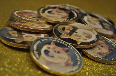 Kuching, Sarawak Malezya - 21 Mayıs 2021: Dogecoin sembollü altın renkli paraların Macro görünümü