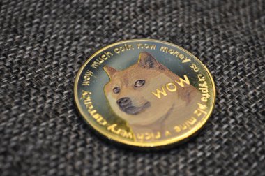 Kuching, Sarawak Malezya - 21 Mayıs 2021: Dogecoin sembollü altın renkli paraların Macro görünümü
