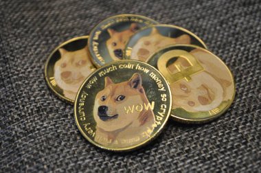 Kuching, Sarawak Malezya - 21 Mayıs 2021: Dogecoin sembollü altın renkli paraların Macro görünümü