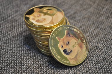 Kuching, Sarawak Malezya - 21 Mayıs 2021: Dogecoin sembollü altın renkli paraların Macro görünümü