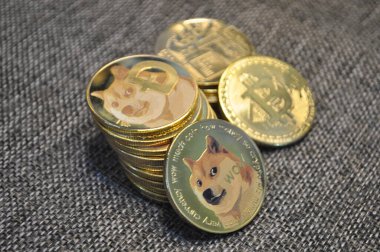 Kuching, Sarawak Malezya - 21 Mayıs 2021: Dogecoin sembollü altın renkli paraların Macro görünümü