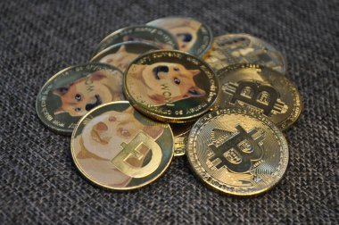 Kuching, Sarawak Malezya - 21 Mayıs 2021: Dogecoin sembollü altın renkli paraların Macro görünümü