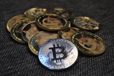 Kuching, Sarawak Malezya - 21 Mayıs 2021: Dogecoin sembollü altın renkli paraların Macro görünümü
