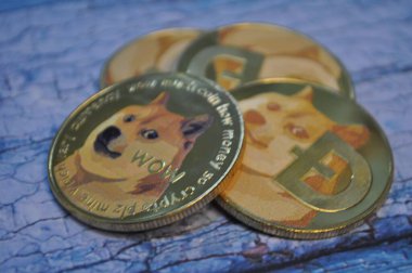 Kuching, Sarawak Malezya - 21 Mayıs 2021: Dogecoin sembollü altın renkli paraların Macro görünümü
