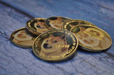 Kuching, Sarawak Malezya - 21 Mayıs 2021: Dogecoin sembollü altın renkli paraların Macro görünümü