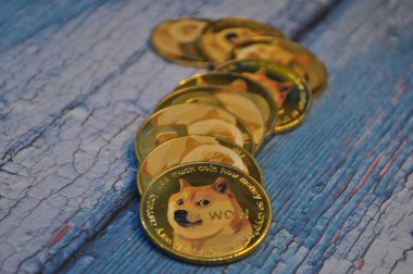 Kuching, Sarawak Malezya - 21 Mayıs 2021: Dogecoin sembollü altın renkli paraların Macro görünümü