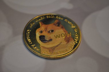 Kuching, Sarawak Malezya - 21 Mayıs 2021: Dogecoin sembollü altın renkli paraların Macro görünümü