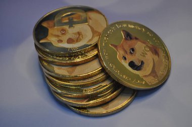 Kuching, Sarawak Malezya - 21 Mayıs 2021: Dogecoin sembollü altın renkli paraların Macro görünümü