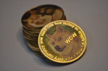 Kuching, Sarawak Malezya - 21 Mayıs 2021: Dogecoin sembollü altın renkli paraların Macro görünümü