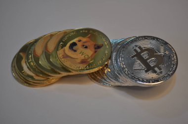 Kuching, Sarawak Malezya - 21 Mayıs 2021: Dogecoin sembollü altın renkli paraların Macro görünümü