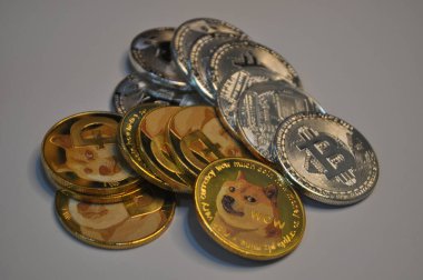 Kuching, Sarawak Malezya - 21 Mayıs 2021: Dogecoin sembollü altın renkli paraların Macro görünümü