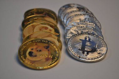 Kuching, Sarawak Malezya - 21 Mayıs 2021: Dogecoin sembollü altın renkli paraların Macro görünümü