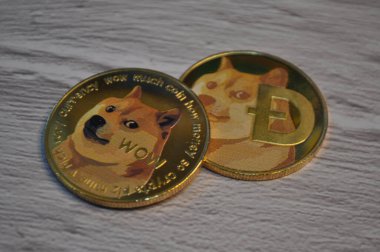 Kuching, Sarawak Malezya - 21 Mayıs 2021: Dogecoin sembollü altın renkli paraların Macro görünümü