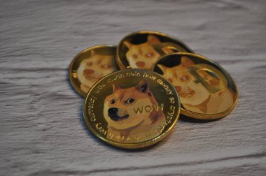 Kuching, Sarawak Malezya - 21 Mayıs 2021: Dogecoin sembollü altın renkli paraların Macro görünümü