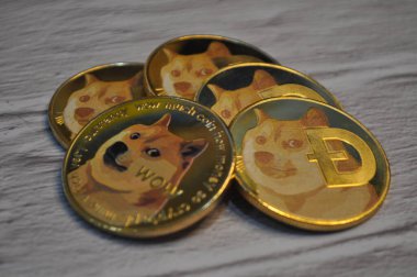 Kuching, Sarawak Malezya - 21 Mayıs 2021: Dogecoin sembollü altın renkli paraların Macro görünümü