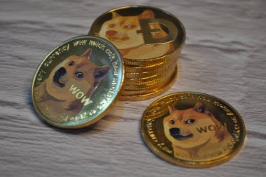 Kuching, Sarawak Malezya - 21 Mayıs 2021: Dogecoin sembollü altın renkli paraların Macro görünümü