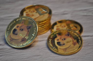 Kuching, Sarawak Malezya - 21 Mayıs 2021: Dogecoin sembollü altın renkli paraların Macro görünümü