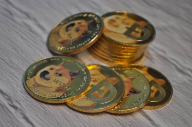 Kuching, Sarawak Malezya - 21 Mayıs 2021: Dogecoin sembollü altın renkli paraların Macro görünümü