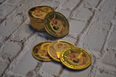 Kuching, Sarawak Malezya - 21 Mayıs 2021: Dogecoin sembollü altın renkli paraların Macro görünümü