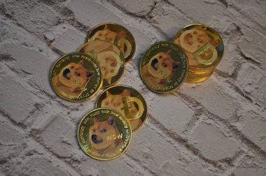 Kuching, Sarawak Malezya - 21 Mayıs 2021: Dogecoin sembollü altın renkli paraların Macro görünümü