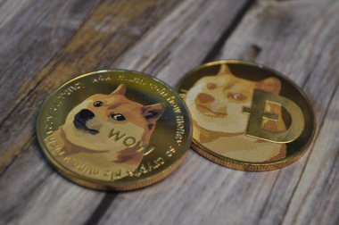 Kuching, Sarawak Malezya - 21 Mayıs 2021: Dogecoin sembollü altın renkli paraların Macro görünümü